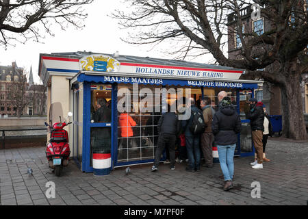 Den Haag, Niederlande - Januar 4, 2017: die Menschen Lebensmittel kaufen in den neuen niederländischen Hering Kiosk am Binnenhof. Dutchs essen Ihre rohen Fisch auf einem Brötchen oder als snac Stockfoto