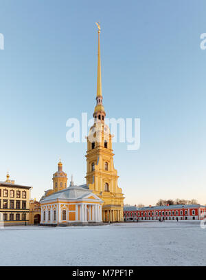 St. Petersburg, Russland - Januar 16, 2018: St. Peter und Paul Kathedrale in einem Wintertag. Zwischen 1712 und 1733 erbaut, ist die erste und älteste landm Stockfoto