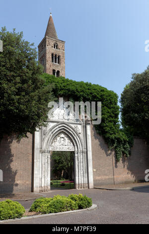 Ravenna, Italien - 15. Juni 2017: Eintritt in die Kirche San Giovanni Evangelista. Die Kirche wurde im V Jahrhundert gebaut, im XIV Jahrhundert renoviert und r Stockfoto