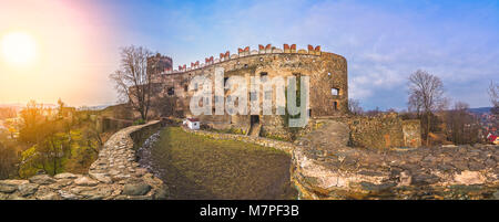 Panorama der Ruinen der mittelalterlichen Bolkow Castle in Niederschlesien, Polen Stockfoto