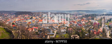 Panorama der kleinen Bolkow Stadt in Niederschlesien, Polen, als von den Wänden der Bolkow Castle gesehen Stockfoto