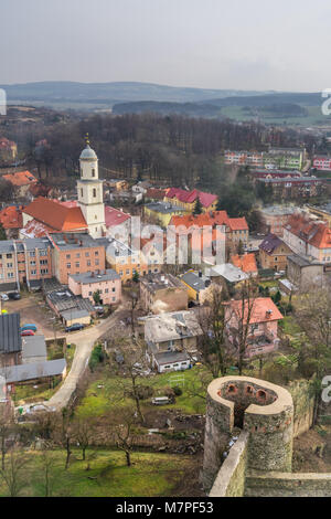 Kirchturm und die bunten Häuser in dem kleinen Bolkow Stadt in Niederschlesien, Polen, als von den Wänden der Bolkow Castle gesehen Stockfoto