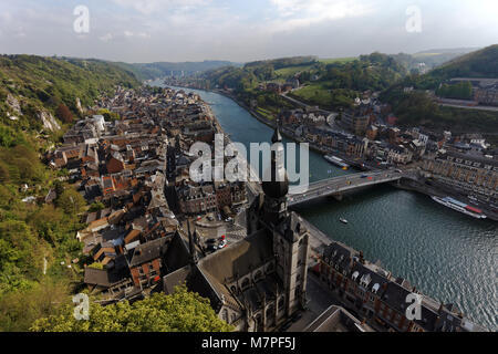 Dinant, Belgien - 7. Mai 2017: Blick auf das Tal der Maas von der Zitadelle. Die mosane Zitadellen von Dinant, Namur und Huy sind in der Te enthalten Stockfoto