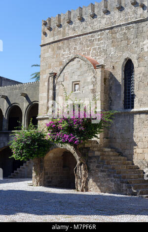 Rhodos, Griechenland - Oktober 9, 2017: Mittelalterliche Gebäude auf dem Platz der jüdischen Märtyrer. Mittelalterliche Stadt Rhodos ist als UNESCO Welterbe seit aufgeführt Stockfoto