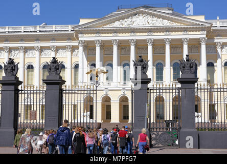 St. Petersburg, Russland - 5. Mai 2016: Menschen gegen die Hauptfassade des Michailowski-Palastes. Erbaut im Jahr 1819-1825 nach einem Entwurf von Carlo Rossi, Stockfoto