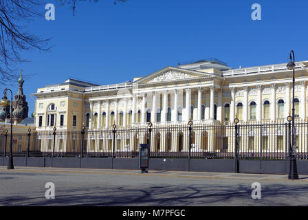 St. Petersburg, Russland - 5. Mai 2016: Hauptfassade des Michailowski Palastes. Erbaut im Jahr 1819-1825 nach einem Entwurf von Carlo Rossi, Stockfoto