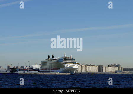 St. Petersburg, Russland - 7. Mai 2016: Kreuzfahrtschiff Celebrity Silhouette in den Hafen von St. Petersburg. Von Celebrity Cruises besessen, es wurde gebaut, Stockfoto