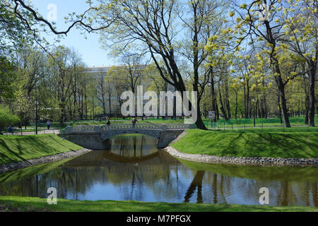 St. Petersburg, Russland - 5. Mai 2016: Teich und Michailowski Palast im Mikhailowski Garten im Frühling. Stockfoto