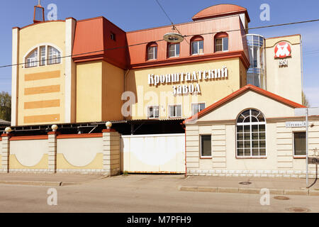 Kronstadt, St. Petersburg, Russland - Mai 09, 2016: Neubau des Kronshtadtsky Fleischverarbeitungsbetrieb. 1951 gegründet, wurde die Anlage in 1 neu eingerichtet Stockfoto