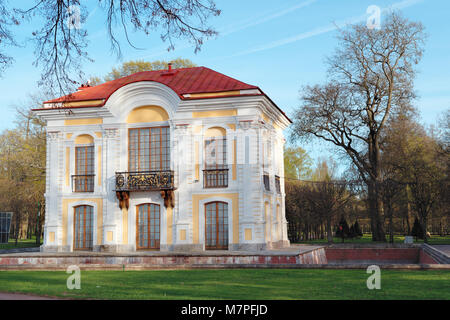 Peterhof, St. Petersburg, Russland - 7. Mai 2016: Peterhof Hermitage Pavillon in einem Frühling Tag. Der Pavillon war in 1721-1725 durch Gestaltung von Joha gebaut Stockfoto