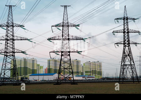 St. Petersburg, Russland - 22. April 2016: Stromzeilenmasten gegen neue Wohngebäude in Außenbezirken. Stockfoto