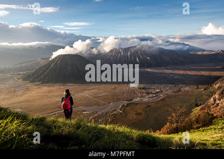 Schönen Sonnenaufgang am Bromo Aussichtspunkt mit leuchtenden hellen Farben montieren Stockfoto