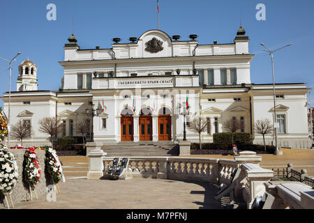 Sofia, Bulgarien - 5. März 2016: Blick auf die Gebäude der Nationalversammlung vom Denkmal für die Zaren Befreier. Das Gebäude wurde in 1884-1 Stockfoto