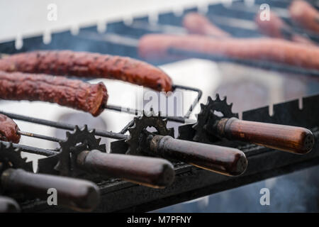 Braun und lecker Schwein und Rind Würstchen vom Grill auf ein Haus, ein Grill Stockfoto
