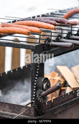Braun und lecker Schwein und Rind Würstchen vom Grill auf ein Haus, ein Grill Stockfoto