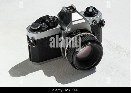 Nikon FM2 auf weißem Hintergrund Stockfoto