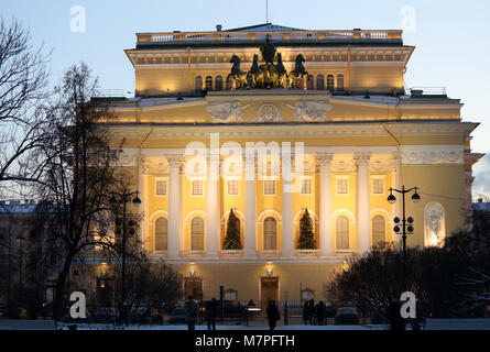 St. Petersburg, Russland - 5. Januar 2016: Bau des Alexandrinsky-Theaters in einem Winterabend. Stockfoto