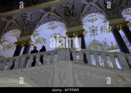 St. Petersburg, Russland - Dezember 10, 2015: die Menschen das luxuriöse Interieur des Winter Palace bewundern. 1762 vom Design von Bartolomeo Francesco Rastre gebaut Stockfoto