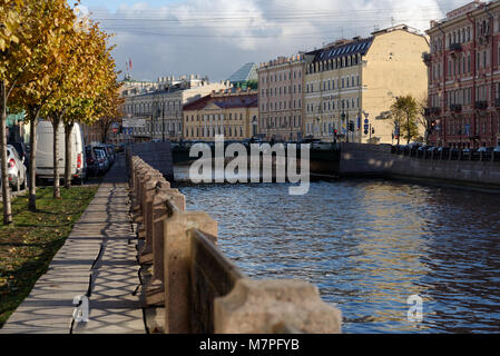 St. Petersburg, Russland - 30. Oktober 2015: Damm des Moyka River und Verkehr auf der Fonarny Brücke. Die Brücke wurde in 1971-1973 statt o Stockfoto