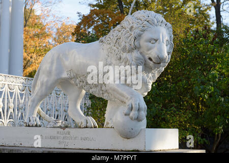 St. Petersburg, Russland - 16. Oktober 2015: Skulptur des Löwen vor yelagin Palace. 1822 erstellt, es war der erste Cast-iron lion Statuen in S Stockfoto