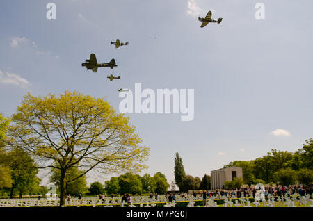 Eagle Squadron Kämpfer und B-17 Flying Fortress Sally B durchgefuehrt ein commemorative Flypast über Cambridge American Cemetery, Madingley, Cambs, Großbritannien Stockfoto