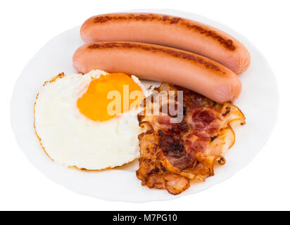 Mit Spiegelei, Speck und Würstchen auf weißem Hintergrund. Stockfoto