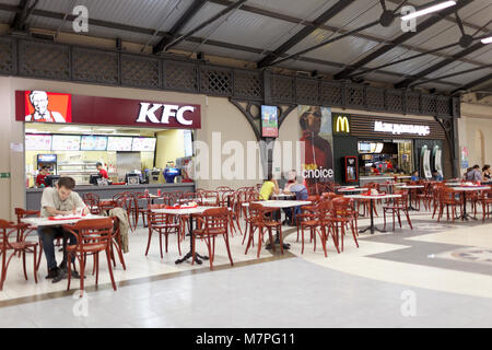 St. Petersburg, Russland - 29. August 2015: "Food Court" im Einkaufszentrum Varshavsky Express. Die Mall wurde 2006 im ehemaligen Gebäude errichtet Stockfoto