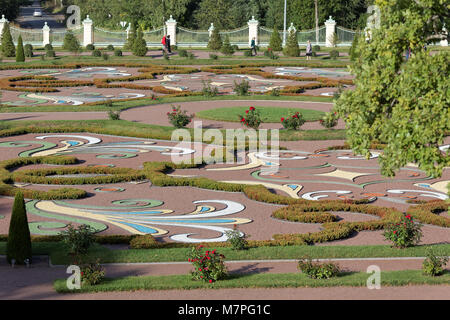 Oranienbaum, Russland - 29. August 2015: Menschen, die im Oranienbaum-Garten spazieren. Stockfoto