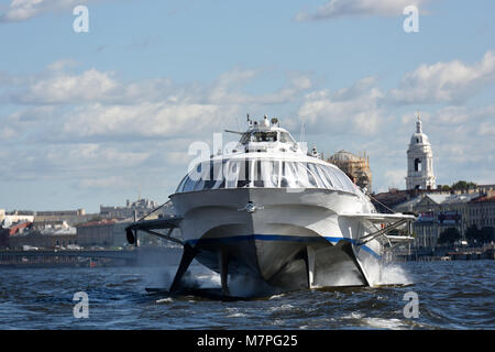 St. Petersburg, Russland - 15. August 2015: Tragflügelboot auf der Newa. Wie Schnellboote wurden in 1961-1991 produziert aber sind noch heute betrieben Stockfoto