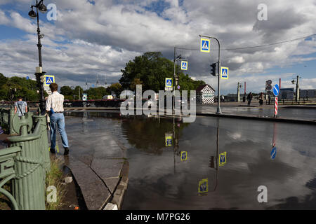 St. Petersburg, Russland - 13. August 2015: Verkehr auf einer Straße überflutet nach starkem Regen. Die Stadt Sturmabwasserkanal wurde lokal beschädigt Stockfoto