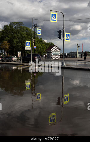 St. Petersburg, Russland - 13. August 2015: Verkehr auf einer Straße überflutet nach starkem Regen. Die Stadt Sturmabwasserkanal wurde lokal beschädigt Stockfoto