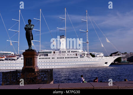 St. Petersburg, Russland - 5. August 2015: Monument für Admiral Ivan Kruzenshtern gegen Cruise Liner Wind Surf von Windstar Cruises Luxus Linien fährt Stockfoto