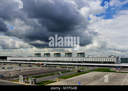 St. Petersburg, Russland - Juli 1, 2015: Passenger Terminal des Internationalen Flughafens Pulkovo. Flughafen Pulkovo ist das 4. in Russland durch den Passagier ver Stockfoto