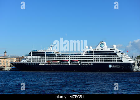 St. Petersburg, Russland - 27. Juni 2015: Kreuzfahrtschiff von Azamara Quest Azamara Club Cruises am Englischen Ufer vertäut. Das Schiff wurde im Jahr 2012 erbaut und Ca Stockfoto