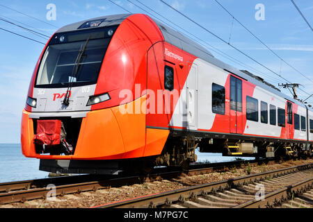 Adler, Sotschi, Russland - 17. Mai 2015: Hochgeschwindigkeitszug Lastochka an einem Frühlingstag. Stockfoto