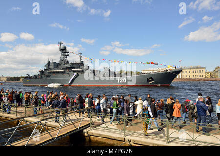 St. Petersburg, Russland - 9. Mai 2015: Leute schauen auf die großen Landing Craft Korolev bei der Marine Parade zum Sieg Tag gewidmet. Dies ist die Stockfoto