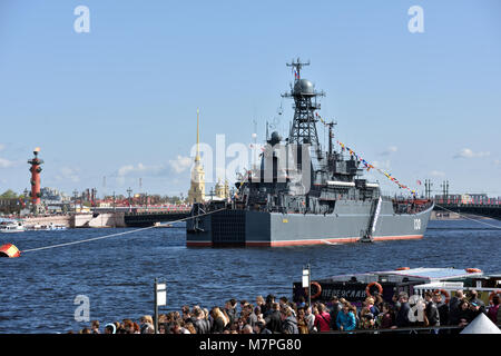 St. Petersburg, Russland - 9. Mai 2015: Leute schauen auf die großen Landing Craft Korolev bei der Marine Parade zum Sieg Tag gewidmet. Dies ist die Stockfoto