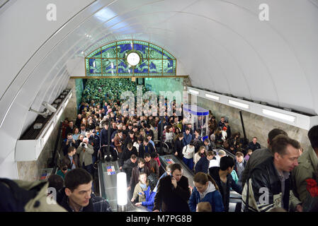 St. Petersburg, Russland - 9. Mai 2015: Masse in der Nähe der U-Bahn station Admiralteyskaya gehen, um die Parade zu sehen feiern den Sieg im Zweiten Weltkrieg. Die Stati Stockfoto