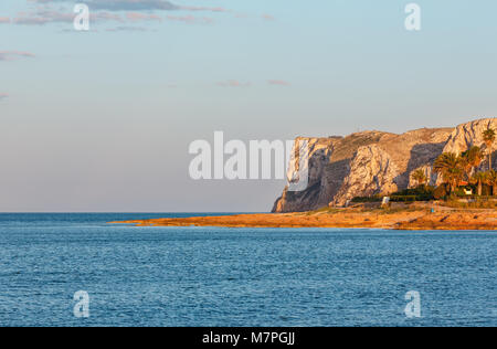 Abend im Sommer Mittelmeer an der felsigen Küste ansehen und Kap Sant Antoni in weit (Denia, Alicante, Costa Blanca, Spanien) Stockfoto