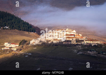 Sonnenaufgang in Sibillini Nationalpark, Castelluccio Di Norcia Dorf, Gebiet von Perugia, Umbrien, Italien Stockfoto