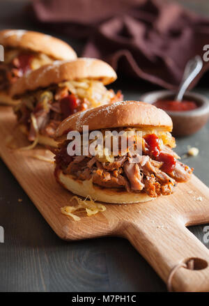 Hausgemachte zog Schweinefleisch Burger mit karamellisierten Zwiebeln und BBQ Sauce Stockfoto