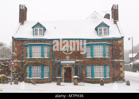 Das alte Herrenhaus, Salisbury Street, Berka/Werra, Hampshire, UK im Schnee. Das Gebäude steht unter Denkmalschutz. Stockfoto