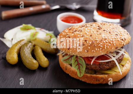 Hausgemachte Hamburger mit Essiggurken und Mangold closeup Stockfoto