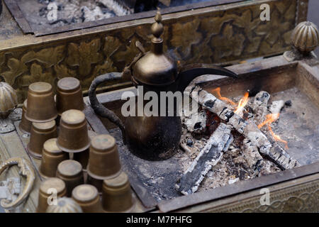 Vorbereitung orientalischen Kaffee in dallah, einem traditionellen arabischen Kaffee Pot Stockfoto