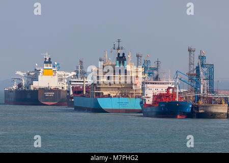 Öltankschiffe, die neben Esso Fawley terminal Southampton England Großbritannien Stockfoto