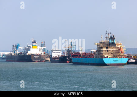 Öltankschiffe, die neben Esso Fawley terminal Southampton England Großbritannien Stockfoto