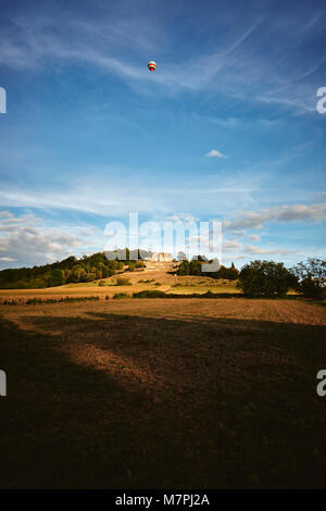 Ein Heißluftballon gleitet über die Château de Marqueyssac ein aus dem 17. Jahrhundert Schloss und Gärten in Vézac, im Département Frankreichs. Stockfoto