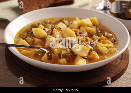 Traditionelle russische Suppe rassolnik mit eingelegten Gurken auf einer Platte Stockfoto