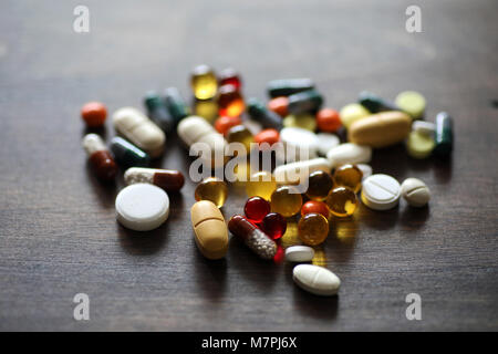Medikamente und Tabletten auf einer hölzernen Textur Tabelle Stockfoto
