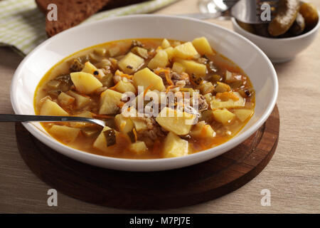 Traditionelle russische Suppe rassolnik mit eingelegten Gurken auf einer Platte Stockfoto